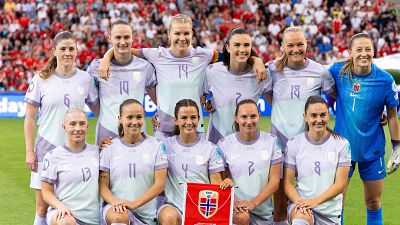 La selección noruega femenina de fútbol, con Caroline Graham Hansen (10), 14 Ada Hegerberg (14) e Ingrid Engen (7) juntas en la segunda fila antes de un partido de la pasada Eurocopa. La selección noruega femenina de fútbol, con Caroline Graham Hansen (10), 14 Ada Hegerberg (14) e Ingrid Engen (7) juntas en la segunda fila antes de un partido de la pasada Eurocopa.