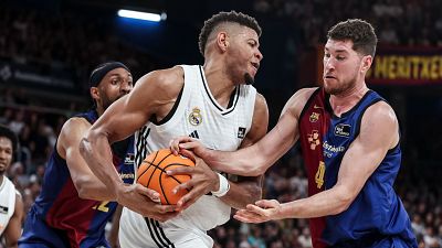 Tavares y Parra luchan por un balón en el clásico del sábado