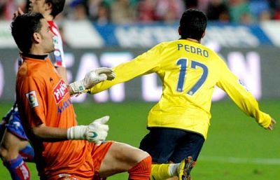 El Barcelona sufre para ganar en El Molinón