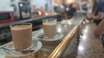 Los bares de carretera donde empieza y acaba el verano, crónica de un país que viaja entre bocadillos y café