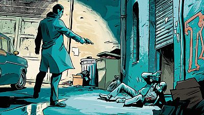 Un hombre con gabán oscuro apunta una pistola a una víctima herida en el suelo de un callejón urbano, con grafitis y cubos de basura. Ilustración de cómic con iluminación dramática.