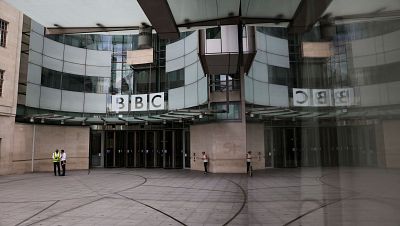 La Policía estudia el caso de un presentador de la BBC acusado de pagar a un menor por sus fotografías