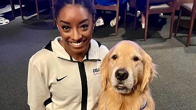 Beacon, el "primer perro oficial de terapia" en la gimnasia estadounidense