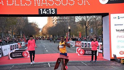 Beatrice Chebet bate el récord de 5.000 en la Cursa del Nassos en Barcelona