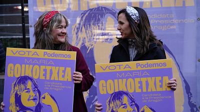La secretaria general de Podemos, Ione Belarra, y la candidata a la Presidencia de la comunidad de la candidatura conformada por Podemos y Alianza Verde, María Goikoetxea