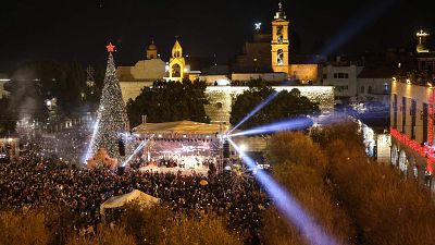 Belén congrega a cristianos y musulmanes para el encendido de las luces de Navidad por primera vez en dos años
