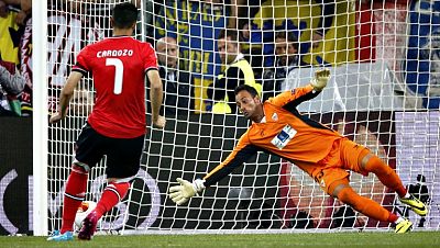 El Sevilla FC, merced a su victoria en la tanda de penaltis ante el Benfica de Lisboa en la final de la Liga Europa que se disputó anoche en el Juventus Stadium de Turín, ha entrado en el selecto club de equipos que han conseguido este torneo en tres