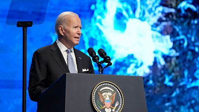 Biden dice que EE.UU. cumplirá con la reducción de emisiones para evitar "el infierno climático" Biden dice que EE.UU. cumplirá con la reducción de emisiones para evitar "el infierno climático"