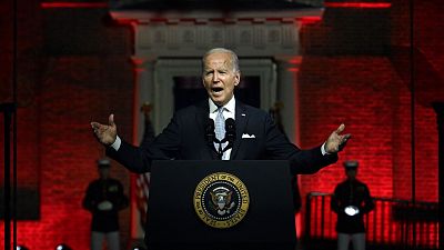 Biden llama a defender la democracia frente a Trump y sus seguidores