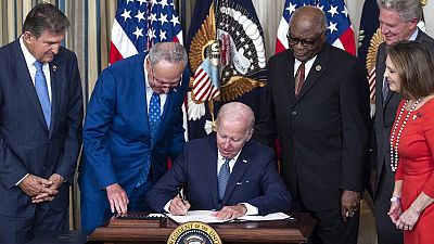 Biden firma la Ley de Inflación, "una de las más importantes de la historia"