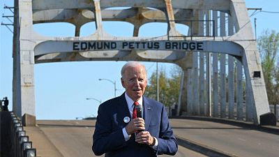 Biden promete proteger el derecho al voto en Selma, en el aniversario del 'Domingo sangriento'