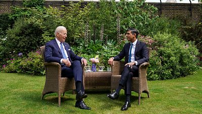 Biden y Sunak muestran en Londres su relación "sólida" pese a las discrepancias por las bombas de racimo