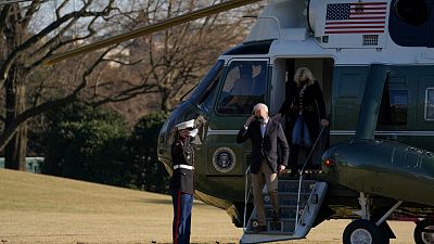 Biden visitará la frontera con México en medio de la crisis migratoria mientras Trump critica su actuación