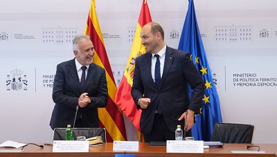 Dos hombres, Ángel Víctor Torres Pérez (Ministro) y Albert Dalmau Miranda (Conseller), sonríen en una reunión oficial frente a las banderas de Cataluña, España y la UE. Se lee "MINISTERIO DE POLÍTICA TERRITORIAL Y MEMORIA DEMOCRÁTICA". Dos hombres, Ángel Víctor Torres Pérez (Ministro) y Albert Dalmau Miranda (Conseller), sonríen en una reunión oficial frente a las banderas de Cataluña, España y la UE. Se lee "MINISTERIO DE POLÍTICA TERRITORIAL Y MEMORIA DEMOCRÁTICA".