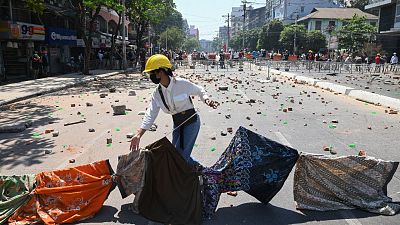 Las birmanas conmemoran el Día de la Mujer usando faldas tradicionales para desafiar a la junta militar