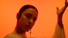 Blanca Paloma se viste con flecos en el videoclip de 'Eaea' para abrazar a la yaya Carmen