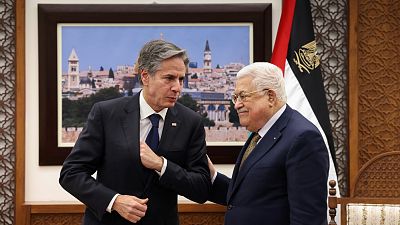 Blinken pide más medidas para desescalar la violencia en el conflicto palestino-israelí en una reunión con Abbas