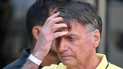 Bolsonaro dice que sufrió una "paranoia" inducida por medicamentos que lo llevó a manipular la tobillera electrónica