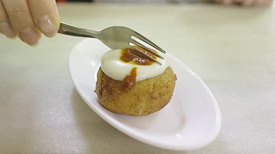 La bomba: un plat originari de La Barceloneta La bomba: un plat originari de La Barceloneta