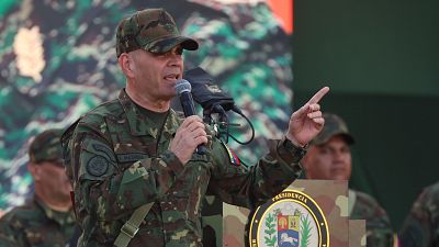 De Chávez a Maduro: del Ejército como símbolo revolucionario a los grupos civiles armados para resistir en el poder De Chávez a Maduro: del Ejército como símbolo revolucionario a los grupos civiles armados para resistir en el poder