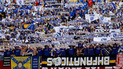 Bosnia le da la vuelta al sueño americano: 'I am from Bosnia, take me to America'