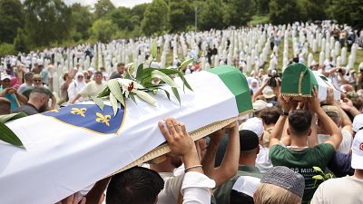 Bosnia recuerda el genocidio de Srebrenica con el entierro de diez nuevas víctimas identificadas