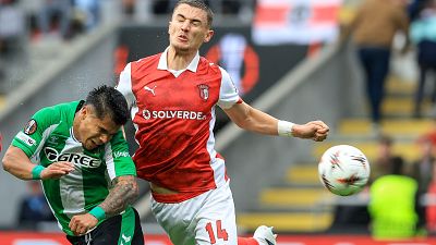 El 'Cucho' Hernández remata ante la oposición de Lagerbielke en el Sporting de Braga - Real Betis El 'Cucho' Hernández remata ante la oposición de Lagerbielke en el Sporting de Braga - Real Betis