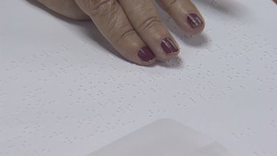 El braille es "tocar el mundo" para las personas invidentes