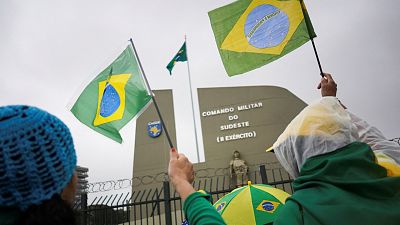 Miles de personas se concentran a las puertas de cuarteles en Brasil para pedir una "intervención militar" contra Lula
