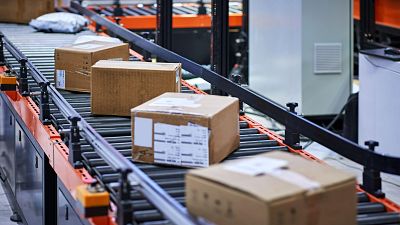 Bruselas acuerda aplicar un arancel provisional de 3 euros a los artículos de pequeños paquetes que entren en la UE