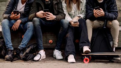 Bruselas plantea prohibir las redes sociales a los menores de 13 años y limitar sus cuentas hasta los 15