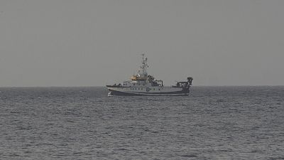 Los equipos de rescate buscan a la hermana menor de Olivia en el mar en plena conmoción social