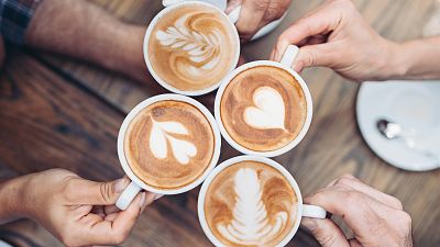 Todo sobre el café: variedades, cómo se hace el descafeinado y formas de consumirlo en el mundo