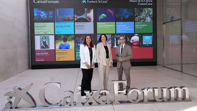 La directora de l'Àrea d'Exposicions, de la Fundació la Caixa, Isabel Salgado; la directora de CaixaForum Barcelona, Mireia Domingo; i el director del CosmoCaixa, Valentí Farràs La directora de l'Àrea d'Exposicions, de la Fundació la Caixa, Isabel Salgado; la directora de CaixaForum Barcelona, Mireia Domingo; i el director del CosmoCaixa, Valentí Farràs