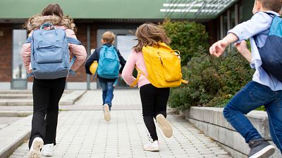 Calendario escolar para el curso 2025 - 2026 en España por comunidades: festivos y puentes