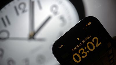 ¿Cuándo es el cambio de hora de marzo 2026 en España? ¿Se adelanta o se atrasa el reloj?