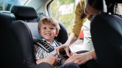 Entra en vigor la nueva normativa sobre las sillas infantiles en los coches