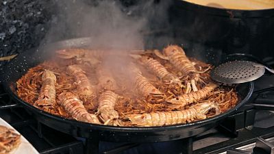 Cambrils al plat: Recepta autèntica de fideus rossos amb galeres.