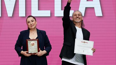 ¡Bombazo!: Camela pondrá voz a la sintonía de 'La Familia de la Tele'