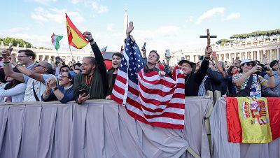 Un grupo de jóvenes de diferentes nacionalidades celebra en la plaza San Pedro el nombramiento del nuevo papa