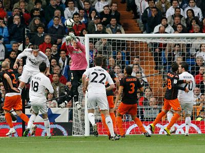 Con el 1-0 en el marcador, el Madrid dispuso de la posesión del balón y tuvo ocasiones para hacer que el resultado fuera más abultado
