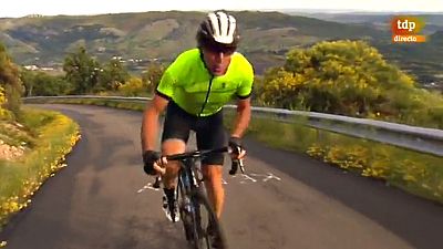 Pedro Delgado asalta la dura ascensión leonesa acompañado por Pablo Carbonell.