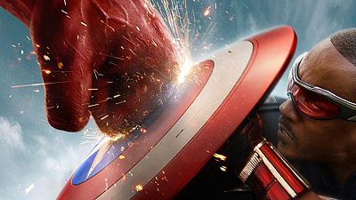 Primer plano de Capitán América con su escudo, a punto de ser golpeado por un gran puño. Chispas y tensión máxima. Primer plano de Capitán América con su escudo, a punto de ser golpeado por un gran puño. Chispas y tensión máxima.