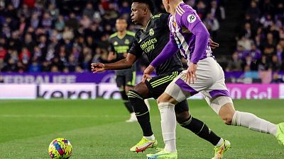 Pactan un año de cárcel, inhabilitación y multas a los seguidores del Valladolid que insultaron a Vinícius