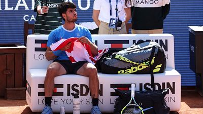 Carlos Alcaraz anuncia su retirada del Torneo Conde de Godó por sus molestias en la muñeca