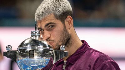 Carlos Alcaraz prácticamente se asegura terminar como número 1 del mundo por la baja de Sinner en Shanghái