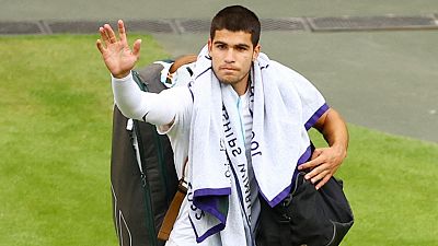 Alcaraz cae en octavos de Wimbledon ante un inspirado Sinner y Djokovic sigue hacia cuartos