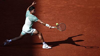 Carlos Alcaraz gana con rotundidad a Flavio Cobolli en su estreno en Roland Garros