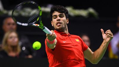 Carlos Alcaraz devuelve una bola en la eliminatoria Países Bajos - España de la Copa Davis Carlos Alcaraz devuelve una bola en la eliminatoria Países Bajos - España de la Copa Davis