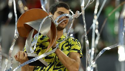 Carlos II de España reedita corona en Madrid y acecha a Djokovic y Federer